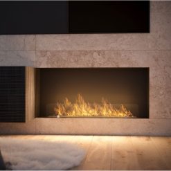 Foto de ambiente de la chimenea de bioetanol de Infire INSIDE C1000 Vers.1, a tres caras