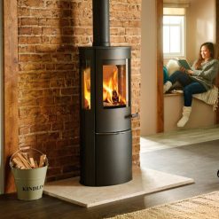 Foto de ambiente de la estufa de leña Liva 6G de Lotus. Con cristales laterales