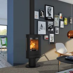 Foto de ambiente de la estufa de leña Liva 7G de Lotus. Con cristales laterales