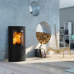 Foto de ambiente de la estufa de leña Liva 5 de Lotus. Certificada Passivhaus
