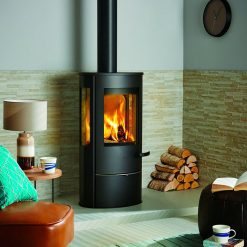 Foto de ambiente de la estufa de leña Liva 5G de Lotus. Certificada Passivhaus