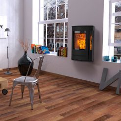 Foto de ambiente de estufa de leña de pared Liva 8G de Lotus.