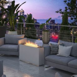 Foto de ambiente de la chimenea exenta de bioetanol de Infire INCUBE, color blanco
