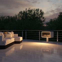 Foto de ambiente de la chimenea exenta de bioetanol de Infire INECCO, color blanco