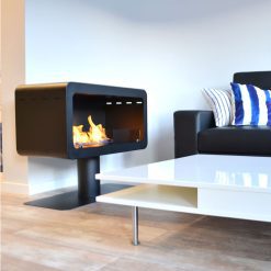 Foto de ambiente de la chimenea exenta de bioetanol de Infire INECCO, color negro