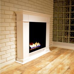 Foto de ambiente de la chimenea exenta de bioetanol de Infire INPORTAL 1,color blanco