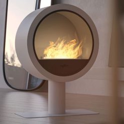 Foto de ambiente de la estufa exenta de bioetanol de Infire INCYRCLE STAND, color blanco
