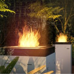 Foto de ambiente de la chimenea exenta de bioetanol de Infire INSTAND 1150 color blanco