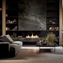 Foto de ambiente del quemador encastrable de bioetanol de Infire SLIM Black Burner 1000