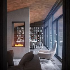 Foto de ambiente de la chimenea encastrable de bioetanol de Infire VERT 2Side 1400 SLIM