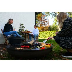 Cocinando en un Pebetero BonBowl Plus con accesorio Bonplancha