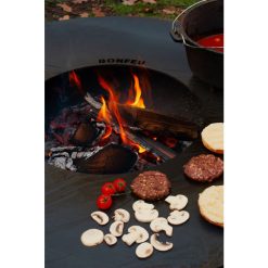 Cocinando en un Pebetero de Bonfeu con accesorio Bonplancha