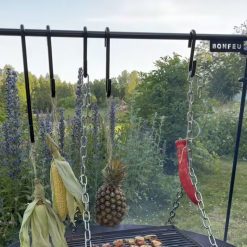 Cocinando con accesorio BonBridge con rejilla para cocinar sobre pebetero Bonfeu