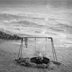 Accesorio BonBridge con rejilla para cocinar sobre pebetero Bonfeu, foto de ambiente blanco y negro