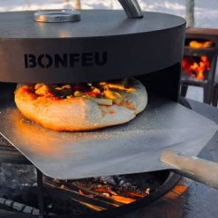 Cocinando una pizza en el horno BonPizza de Bonfeu