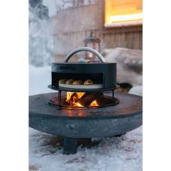 Cocinando unos en el horno BonPizza de Bonfeu sobre fondo de nieve