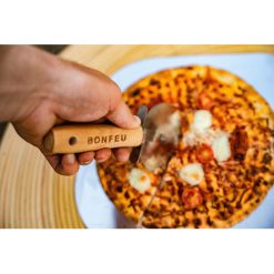 Cortando una pizza con el Cortapizzas Bonfeu