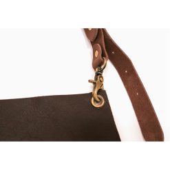 Detalle del delantal en piel de Bonfeu