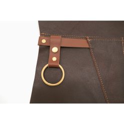 Detalle del delantal en piel de Bonfeu