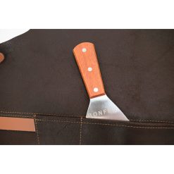 Detalle del delantal en piel de Bonfeu con espátula