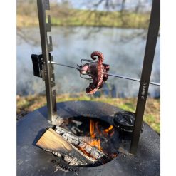 Set Asador de Bonfeu con motor giratorio, sobre BonPlancha, cocinando