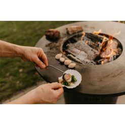 Cocinando en el pebetero-barbacoa BonBiza de Bonfeu