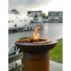 Cocinando en el pebetero-barbacoa BonBiza de Bonfeu acero corten