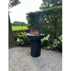 Pebetero-Barbacoa BonBiza de Bonfeu, color negro, foto de ambiente