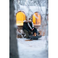 Dos chicas disfrutando de un pebetero BonBowl de Bonfeu en la nieve