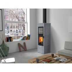 Foto de ambiente de una estufa Lotus QM40 con horno en piedra esteatita gris