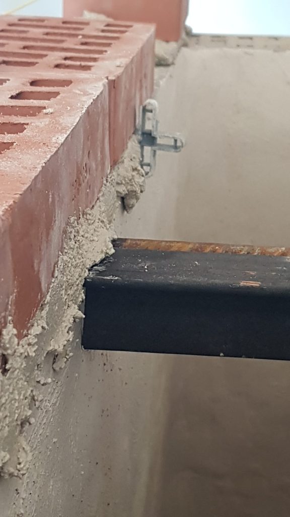 Foto intercambiada durante el proceso de seguimiento de la autoconstrucción de una estufa rocket