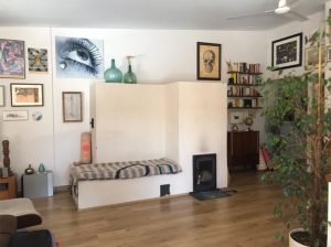 Ejemplo de estufa de inercia rocket moderna con banco acabado en cal