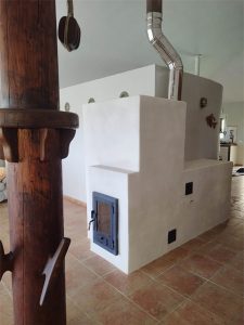 Ejemplo de estufa de inercia rocket moderna con banco acabado en cal