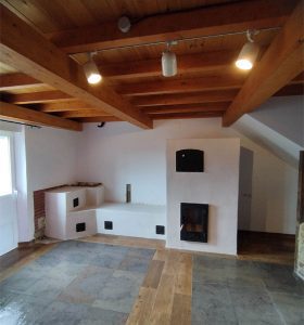 Ejemplo de estufa de inercia rocket moderna con banco acabado en cal