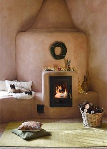 Ejemplo de estufa de inercia rocket con formas curvas y acabado natural en cocciopesto