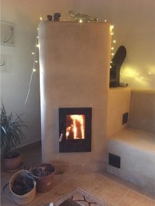 Ejemplo de estufa de inercia rocket con banco acabado en arcical