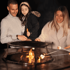 Foto de ambiente familiar del Pebetereo barbacoa BonBiza XL de Bonfeu usando el grill para soporte Stand 120