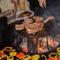 Foto de ambiente del Pebetereo barbacoa BonBiza XL de Bonfeu usando el grill para soporte Stand 120