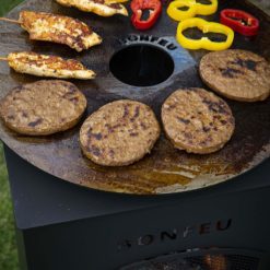 Foto de ambiente de la chimenea de exterior BonCarre negra de Bonfeu con plancha