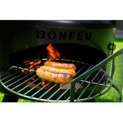 Foto de ambiente de la estufa de exterior BonGiro negra de Bonfeu