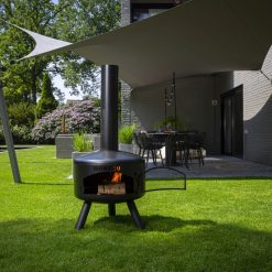 Foto de ambiente de la estufa de exterior BonGiro negra de Bonfeu