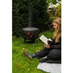 Foto de ambiente de la estufa de exterior BonGiro negra de Bonfeu