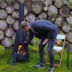 Foto de ambiente de la estufa de exterior BonPyra negra de Bonfeu