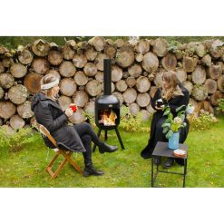 Foto de ambiente de la estufa de exterior BonSelo negra de Bonfeu