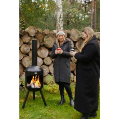Foto de ambiente de la estufa de exterior BonSelo negra de Bonfeu
