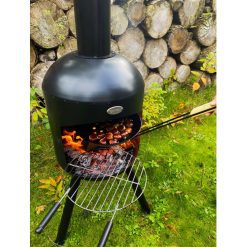 Foto de ambiente de la estufa de exterior BonSelo negra de Bonfeu