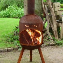 Foto de ambiente de la chimenea de exterior BonSolo corten de Bonfeu encendida.