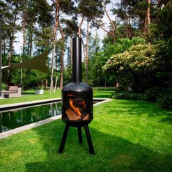 Foto de ambiente de la chimenea de exterior BonSolo negra de Bonfeu encendida.