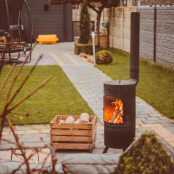 Foto de ambiente de la chimenea de exterior BonTino corten de Bonfeu encendida.