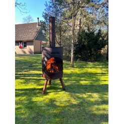 Foto de ambiente de la estufa de exterior BonTon 40 negra de Bonfeu